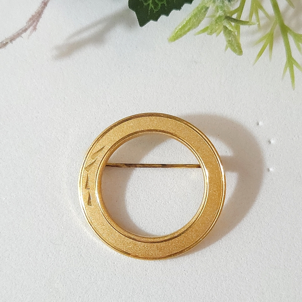 Vintage Matte Gold Diamond Cut Leaf Design Round Brooch